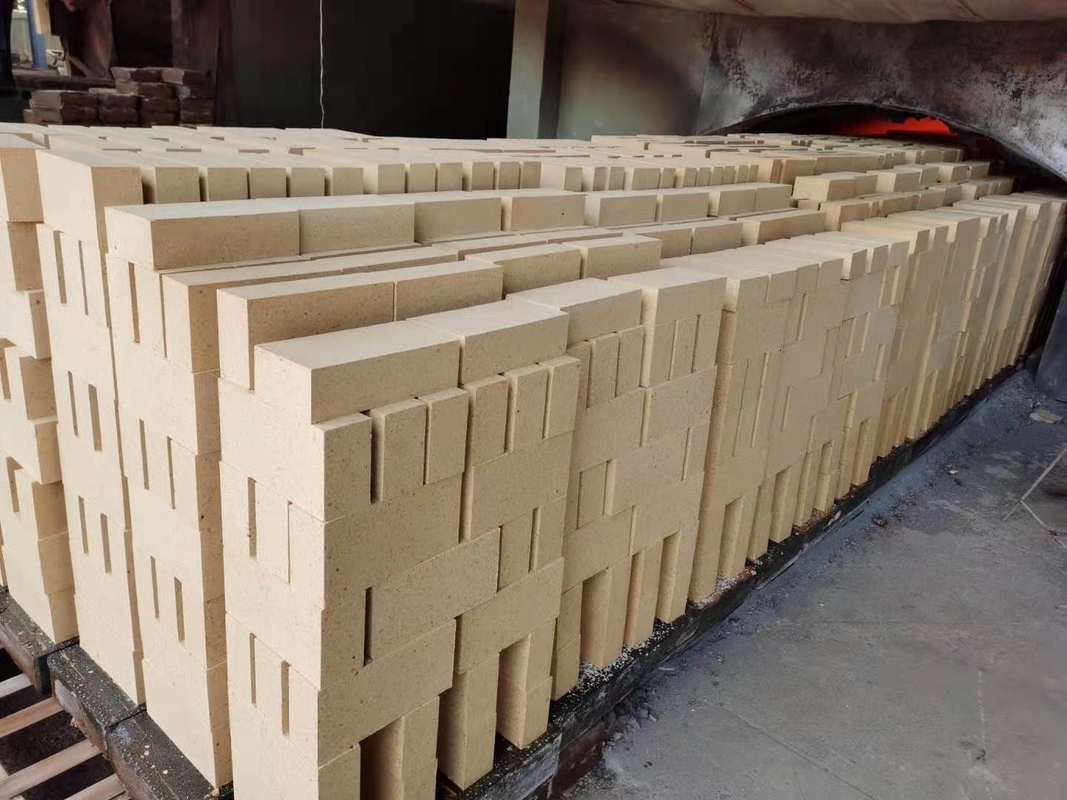 Batu bata tahan api tanah liat kekuatan tinggi Anti stripping batu bata api aluminium tinggi untuk lapisan tungku