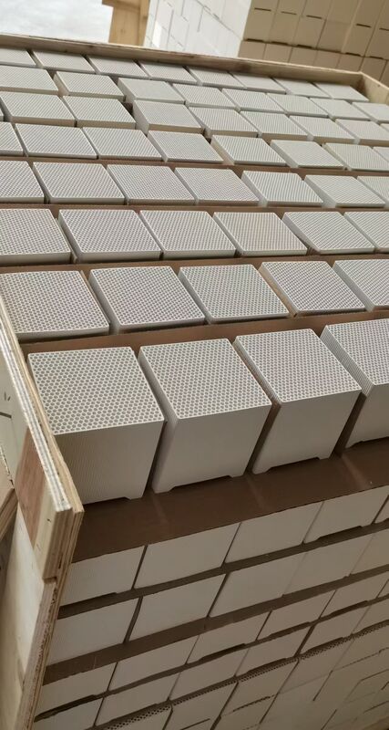 Bata Mullite Korundum Sarang Lebah dengan Kepadatan Lubang Sarang Lebah yang Dioptimalkan untuk Efisiensi Pertukaran Panas Maksimum Bahan Tahan Api